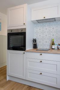 St Ives apartment less than 5 minutes walk to beach parking available