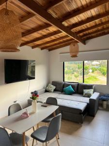 Cabaña rodeada de frutales - Granja la miel