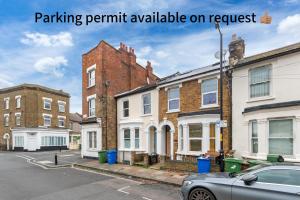 Serene 2-Bed London Escape with Garden & Parking- Central Vibes, Suburban calm-Book Instantly & Save on Long Stays!