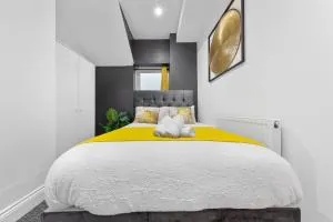 Sleek 2-Bed Flat Near Central London Parking Included - London