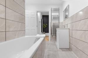 Serene 2-Bed London Escape with Garden & Parking- Central Vibes, Suburban calm-Book Instantly & Save on Long Stays!