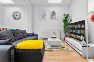 Serene 2-Bed London Escape with Garden & Parking- Central Vibes, Suburban calm-Book Instantly & Save on Long Stays!