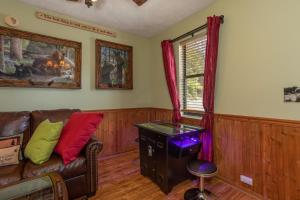 Bear Mountain Hollow-FREE Dollywood ticket- cozy cabin with a hot tub, arcade & deck close to town