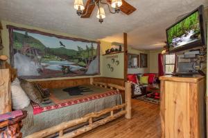 Bear Mountain Hollow-FREE Dollywood ticket- cozy cabin with a hot tub, arcade & deck close to town