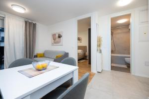 Apartments with parking space Zadar - 23405