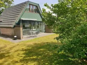 Charming Bungalow Near the Beach - Sint Maartensbrug