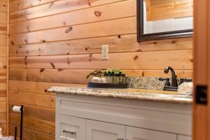 Cabin 2 Peaceful Cabin Near River with Fire Pit and Hot Tub