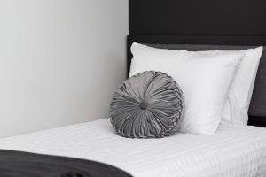 Unit 106 Stylish Condo with Free Parking and Close to Downtown