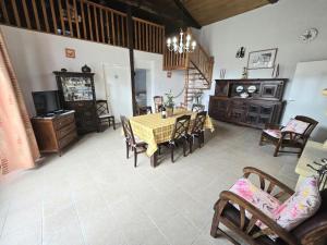 Maisons de vacances Maison de charme avec grand jardin et cheminee, proche des Bastides et sites historiques - FR-1-616-165 : photos des chambres