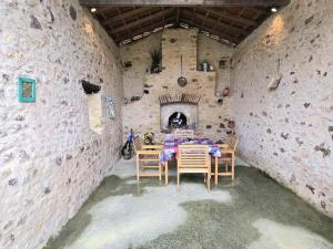 Maisons de vacances Maison de charme avec grand jardin et cheminee, proche des Bastides et sites historiques - FR-1-616-165 : photos des chambres