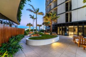 Luxury Peppers Infinity Pool Stylish with 2BD & 1C Park