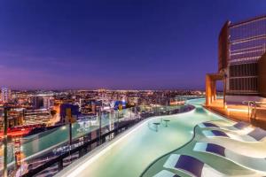Luxury Peppers Infinity Pool Stylish with 2BD & 1C Park