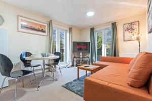 Balmoral Court -Sleeps 6 - Free Parking with Workspace - Balcony & High-Speed WiFi