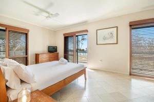 Beach Front Beach Break - Spacious Home with Pool - Perfect for a Large Family & Group Accommodation