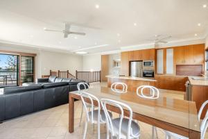 Beach Front Beach Break - Spacious Home with Pool - Perfect for a Large Family & Group Accommodation