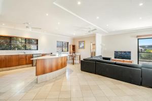 Beach Front Beach Break - Spacious Home with Pool - Perfect for a Large Family & Group Accommodation