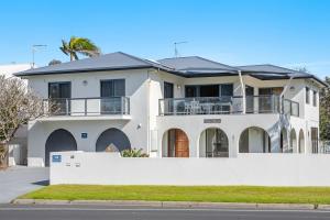 Beach Front Beach Break - Spacious Home with Pool - Perfect for a Large Family & Group Accommodation