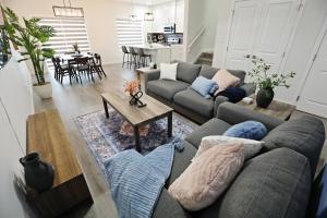 Beautiful Home With 4 King Beds,Airport,Disney+