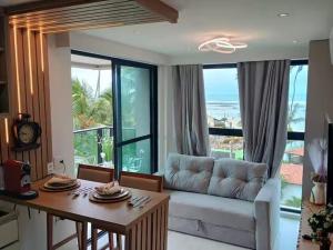 Flat pé na areia e vista mar