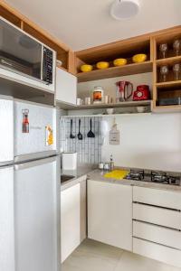 Flat pé na areia e vista mar