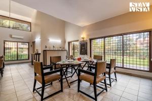 StayVista at Simply Beige with Jacuzzi, Wi-Fi, BBQ