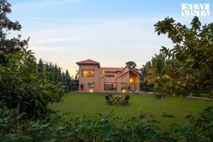 StayVista at Simply Beige with Jacuzzi, Wi-Fi, BBQ - Chāndpāra