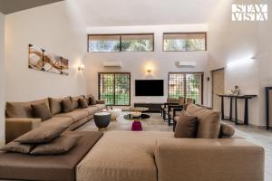 StayVista at Simply Beige with Jacuzzi, Wi-Fi, BBQ