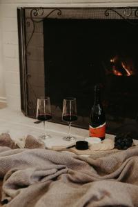 Stylish and Relaxing - Bathtub, Vinyls, Fireplace