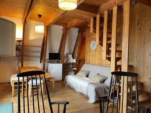 Chalet montagnard avec balcon, proche piste et centre - FR-1-814-77