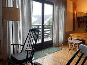 Chalet montagnard avec balcon, proche piste et centre - FR-1-814-77
