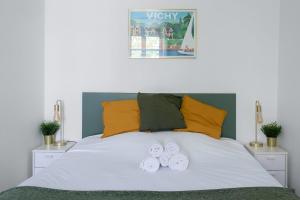 Appartements Residence Bains Callou situee face aux thermes : photos des chambres
