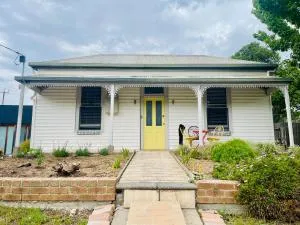 Updated Cottage on Large Sunny Block - 5 mins-CBD - Mount Clear