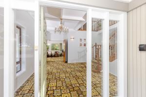 Matangi Manor, 9 bedroom home in park-like grounds