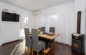 Stunning Home In Pinezici With Kitchen