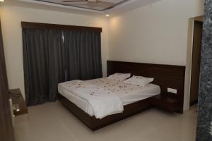 Hotel Satyam & Lodging, Velapur