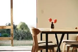 A cabin with a big view, comfort and tranquility, close to vines - Kahutara