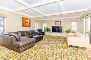 Matangi Manor, 9 bedroom home in park-like grounds