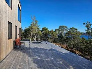 Large modern cabin with a spectacular view! - Grønningen