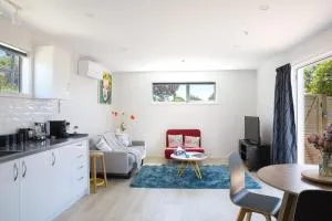 Classy Modern Unit close to Airport, Shops and Bus - Harewood