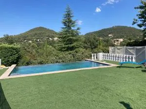Villa 13 personnes avec piscine à débordement - Forcalqueiret