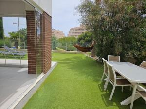 Quiet modern apartment with a large sunny garden!