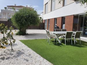 Quiet modern apartment with a large sunny garden!
