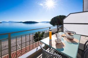 Marmel seaside apartment-BRANDNEW Beachfront apartment in Nydri