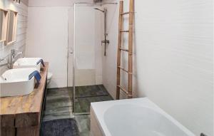 Maisons de vacances Beautiful Home In Ares : photos des chambres