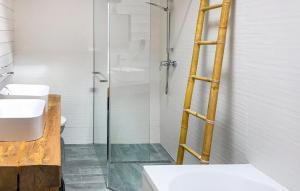 Maisons de vacances Beautiful Home In Ares : Maison de Vacances 3 Chambres 