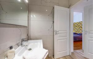 Maisons de vacances Lovely Home In Royan With Wifi : photos des chambres