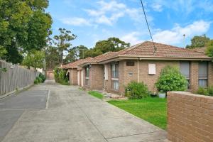 Stay next to train station! Melbourne CBD 12 km!