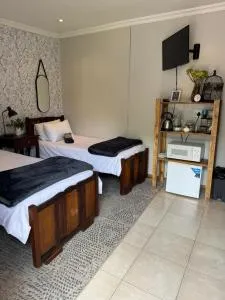 Naude Guest House - Dan Pienaar