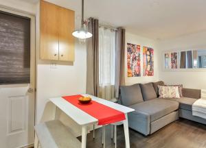 100 METERS to METRO BEAUDRY - FULL APARTMENTS - 1 minute walk to the FAMOUS ST CATHERINE STREET - FAST WIFI - WASHER & DRYER ON SITE - Montcalm units