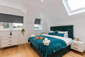 Modern 2-Bedroom Apartment, Leatherhead, Sleeps 4